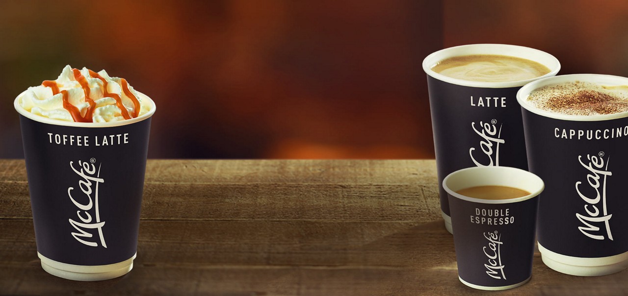 Черный кофе с мороженым 5 букв. Стакан маккафе. Стаканчик кофе на черном фоне. Кофе американо в стаканчике. Кофе с собой.